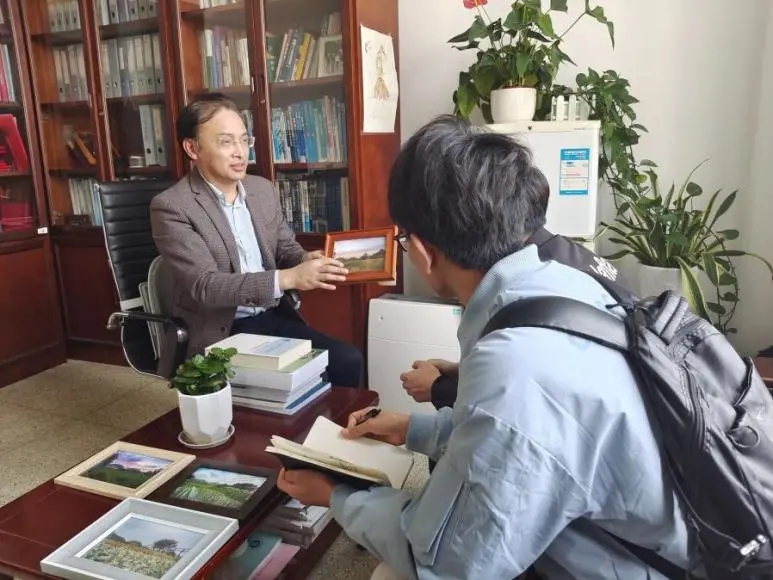 熊立仲老师与同学交流 熊立仲老师与同学交流