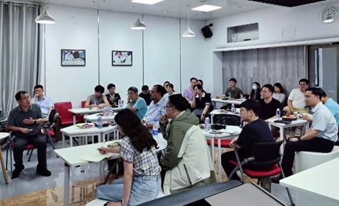 会议室里的人们 描述已自动生成 会议室里的人们 描述已自动生成