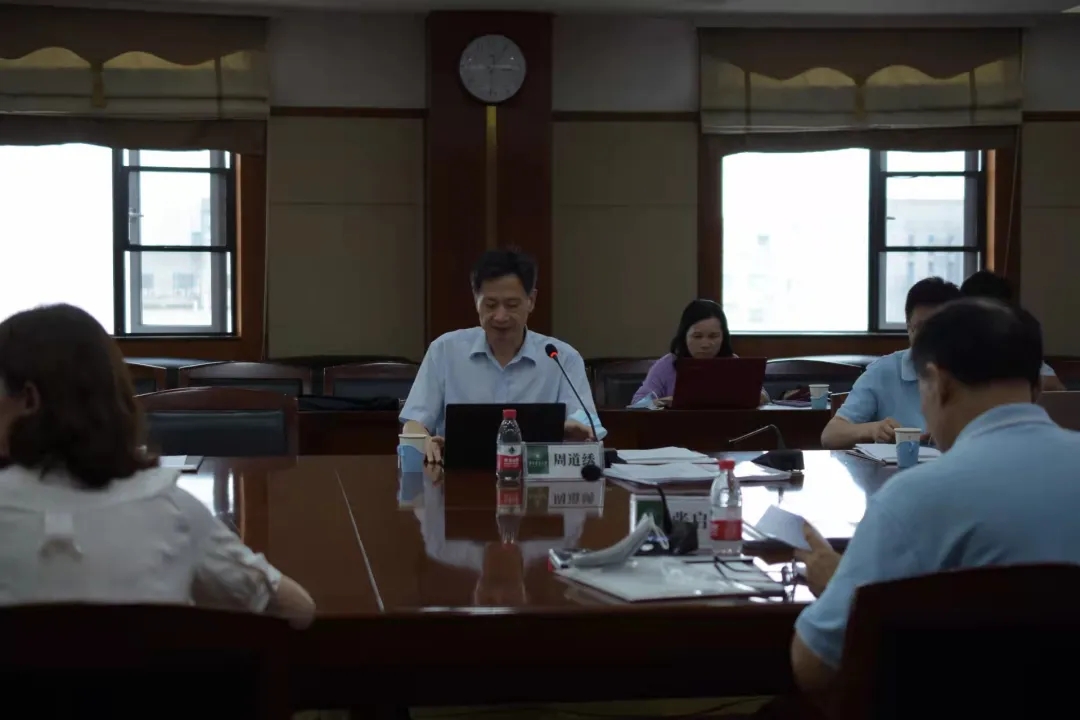 周道绣老师和水稻团队其他老师、员工进行交流